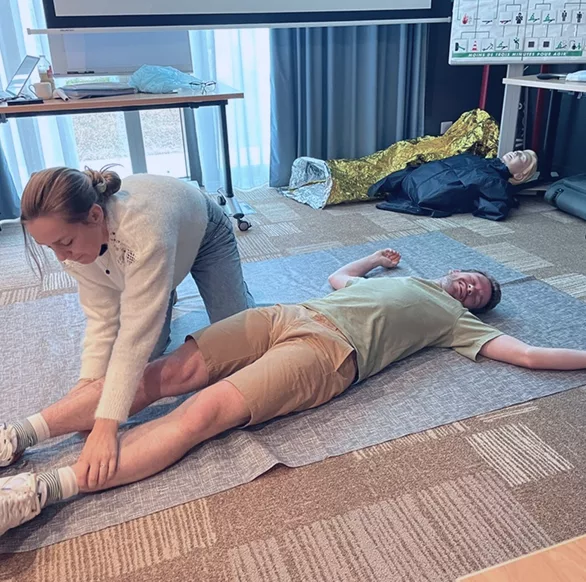 position latérale de sécurité d'une personne à terre